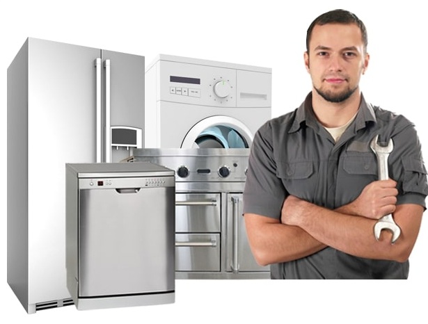 Técnico reparando electrodomésticos - Servicio Técnico en Ibiza